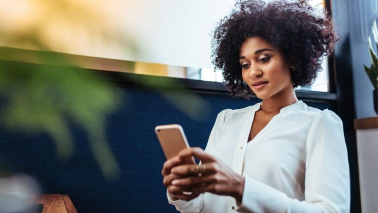 How to Start a Text Conversation with a Girl